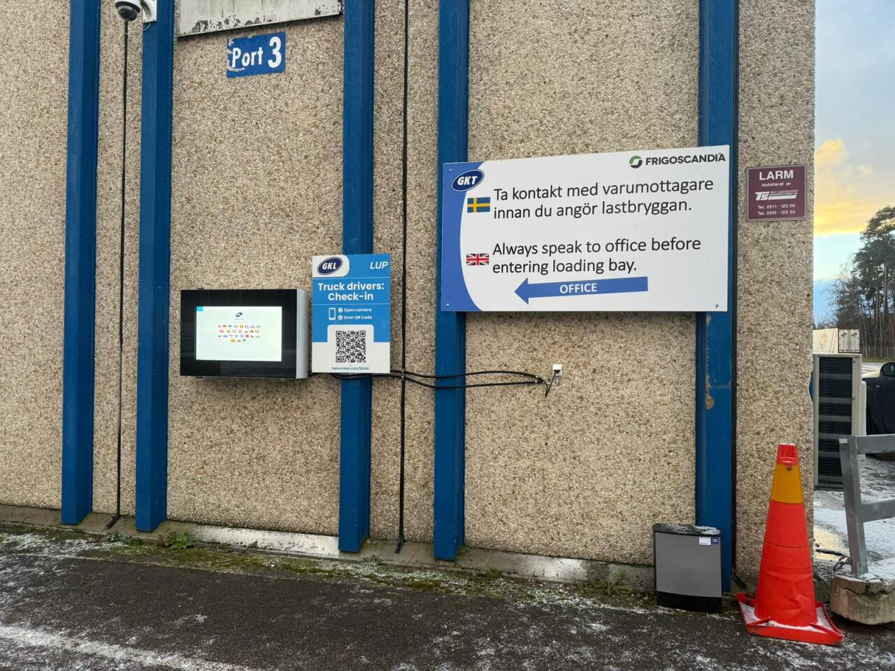 32″ Outdoor Touch Screen Kiosk for Logistics Check-In (Sweden)